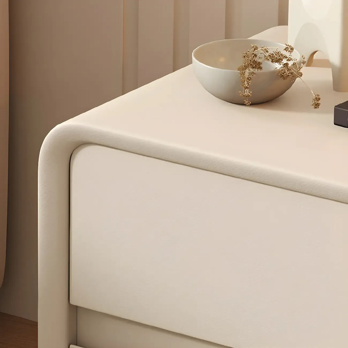 Table de chevet étroite en bois scandinave