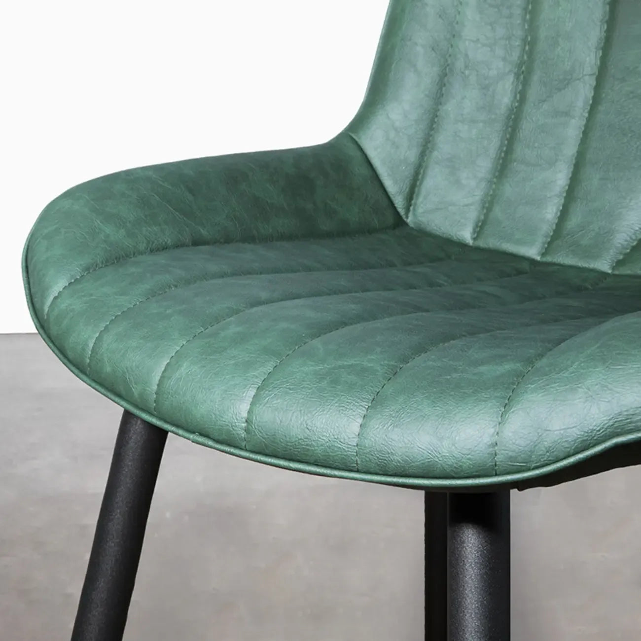 Chaise de salle à manger simple en cuir rembourré avec dossier solide et pieds en métal