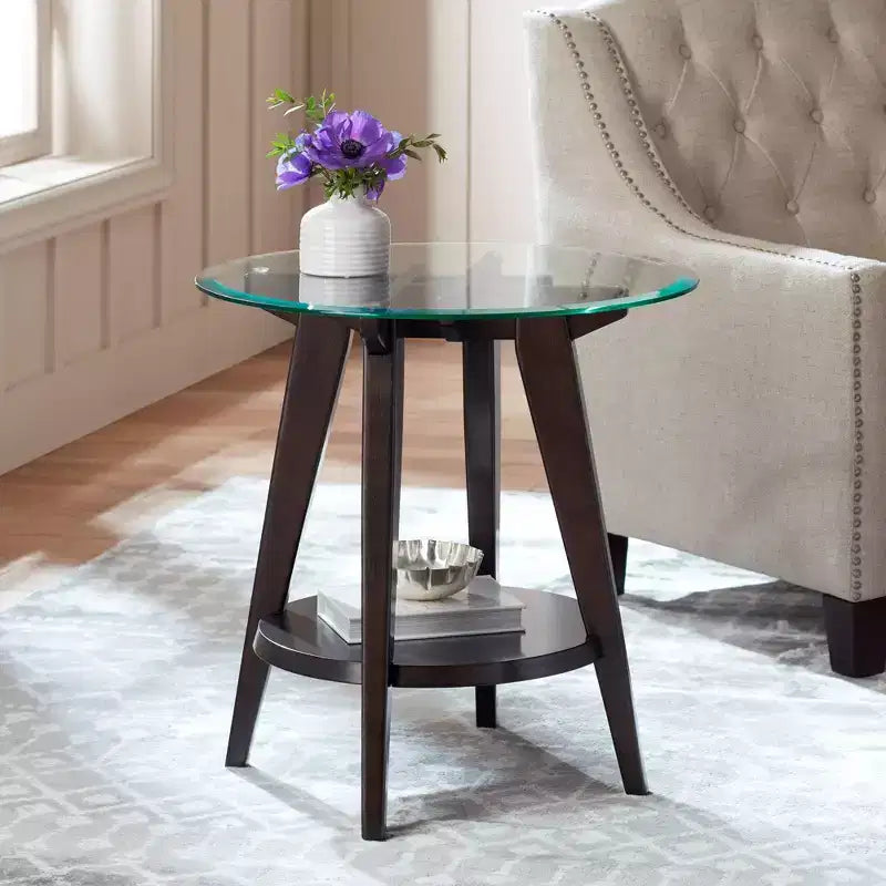 Table d'appoint ronde 55 Downing Street Farmhouse en bois de 61 cm de large avec étagère, plateau en verre trempé marron foncé pour salon, maison