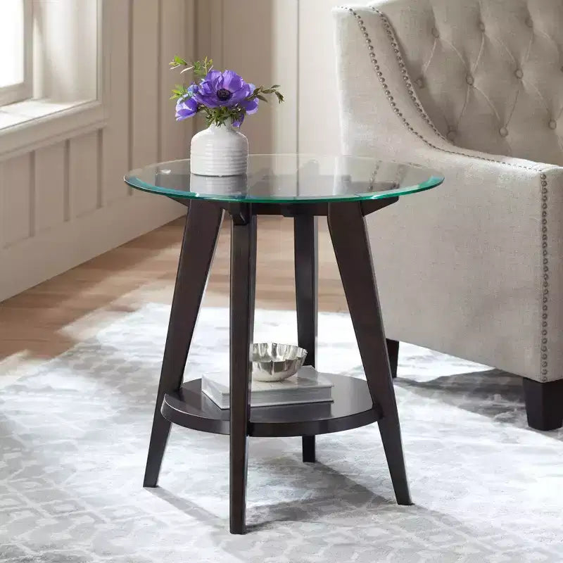 Table d'appoint ronde 55 Downing Street Farmhouse en bois de 61 cm de large avec étagère, plateau en verre trempé marron foncé pour salon, maison