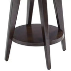 Table d'appoint ronde 55 Downing Street Farmhouse en bois de 61 cm de large avec étagère, plateau en verre trempé marron foncé pour salon, maison