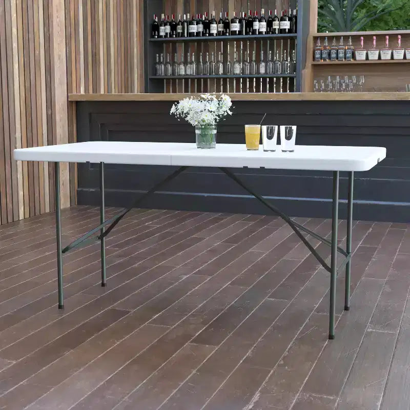 Table pliante Emma et Oliver 1,5 m en plastique blanc granit avec poignée – Table événementielle