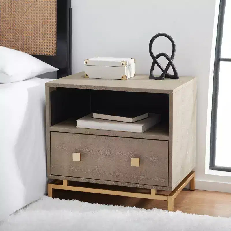 Meilana 1 Table de chevet à 1 tiroir - NST6403 - Taupe clair/Laiton - Safavieh