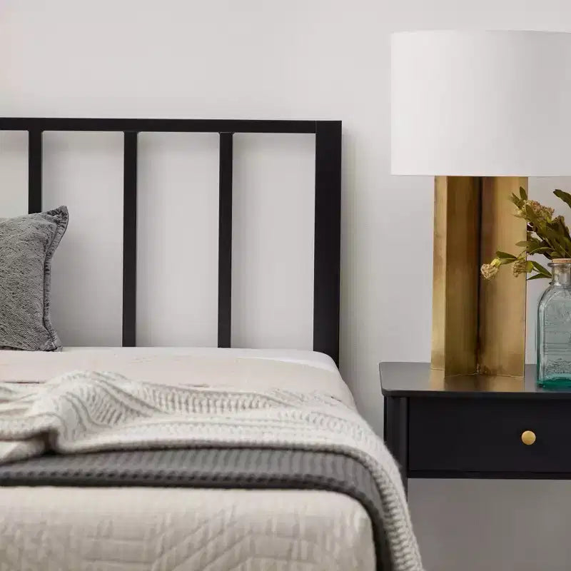 Lit plateforme en métal Lori avec tête de lit à barreaux verticaux - Brookside Home