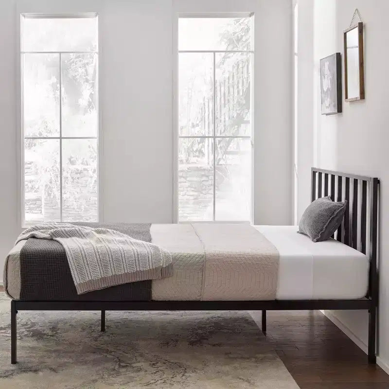 Lit plateforme en métal Lori avec tête de lit à barreaux verticaux - Brookside Home