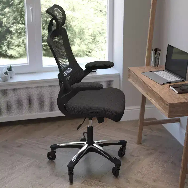 Chaise de bureau ergonomique de direction pivotante en maille noire à dossier haut Flash Furniture Kelista avec accoudoirs relevables et roulettes transparentes