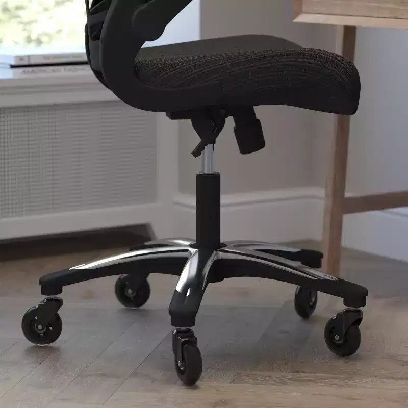 Chaise de bureau ergonomique de direction pivotante en maille noire à dossier haut Flash Furniture Kelista avec accoudoirs relevables et roulettes transparentes