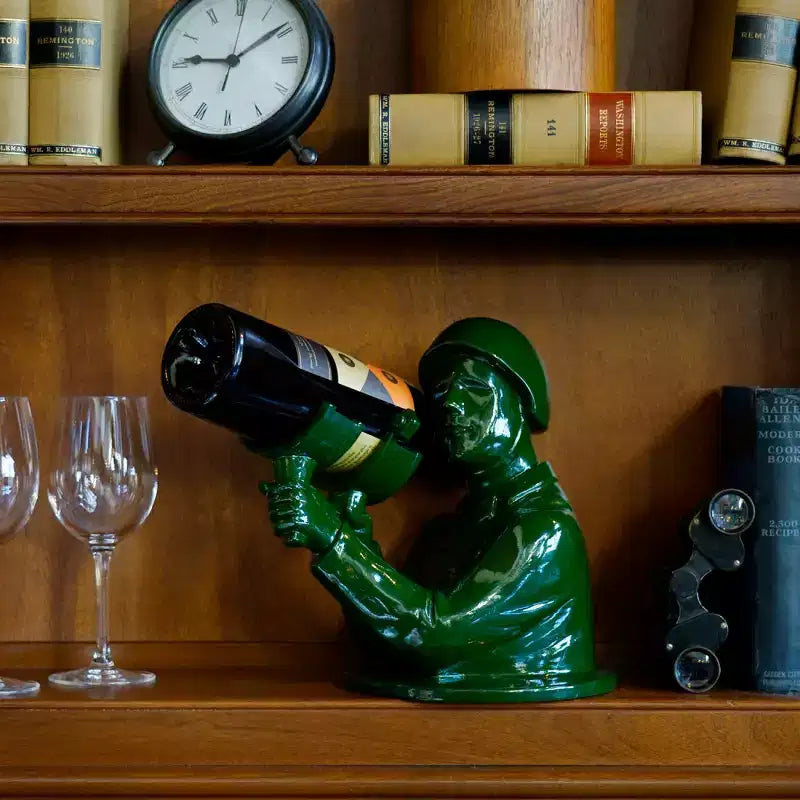 Porte-bouteille de vin Foster & Rye Green Army Man, porte-bouteille de vin soldat en polyrésine fantaisie, casier à vin décoratif de table, décor de cuisine, cadeaux de bar à domicile