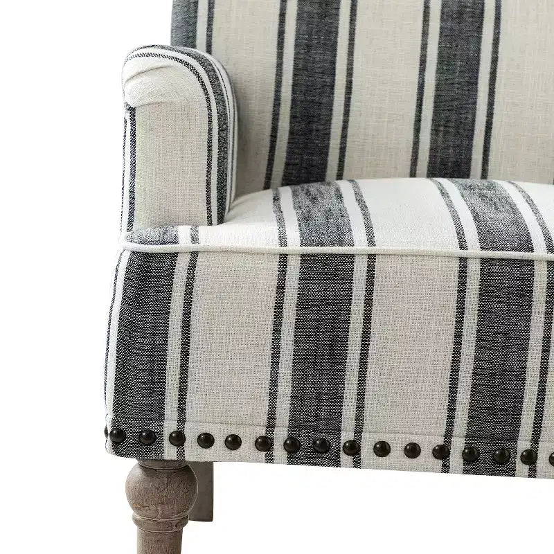 Fauteuil de chambre Venere en bois capitonné avec garniture cloutée et motif à rayures unique | ART OF LIVING DESIGNS