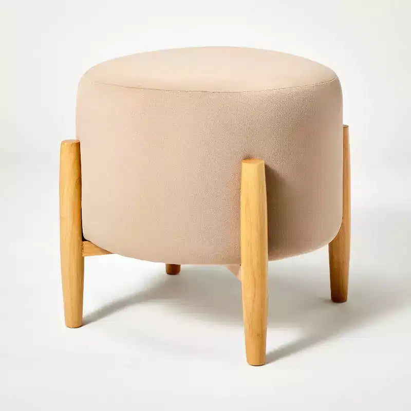 Pouf rond en velours Elroy avec pieds en bois – Threshold conçu avec Studio McGee