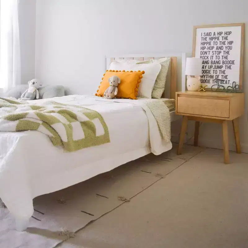 Cadre de lit double scandinave Max & Lily, plateforme de lit en bois massif avec tête de lit