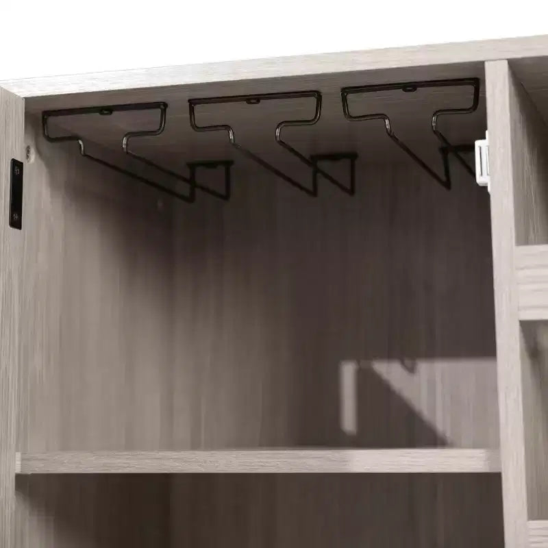Meuble bar et bahut classique Emma et Oliver avec armoire à porte simple de style Shaker avec rangement pour verres suspendu et étagères ouvertes pour bouteilles