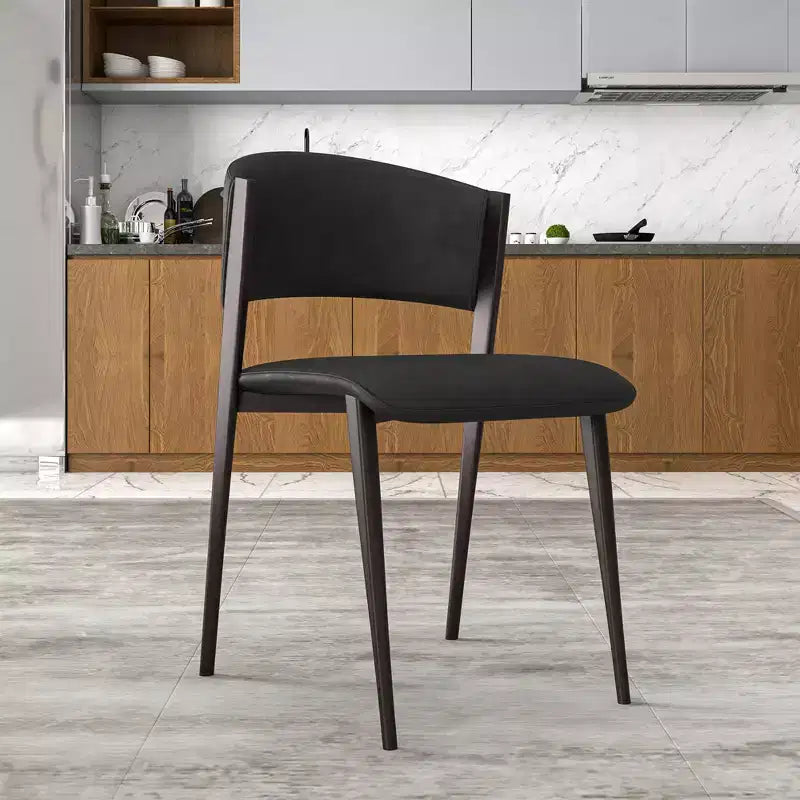 Chaise de salle à manger moderne LeisureMod Aspen en cuir PU - Chaise d'appoint ergonomique à dossier incurvé avec pieds en métal noir mat ultra résistants