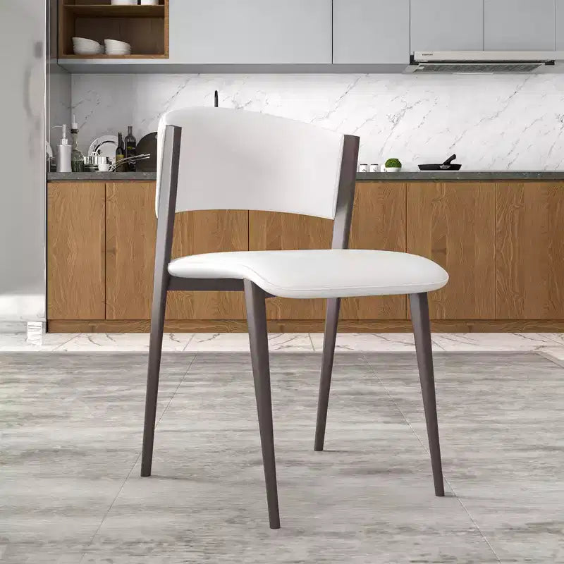 Chaise de salle à manger moderne LeisureMod Aspen en cuir PU - Chaise d'appoint ergonomique à dossier incurvé avec pieds en métal noir mat ultra résistants