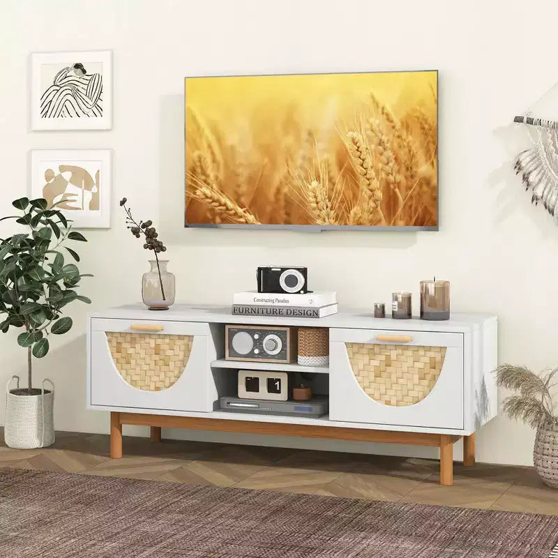 Meuble TV Costway pour téléviseurs de 55 pouces avec 2 tiroirs et façades en bambou tressé, pieds en bois massif, blanc