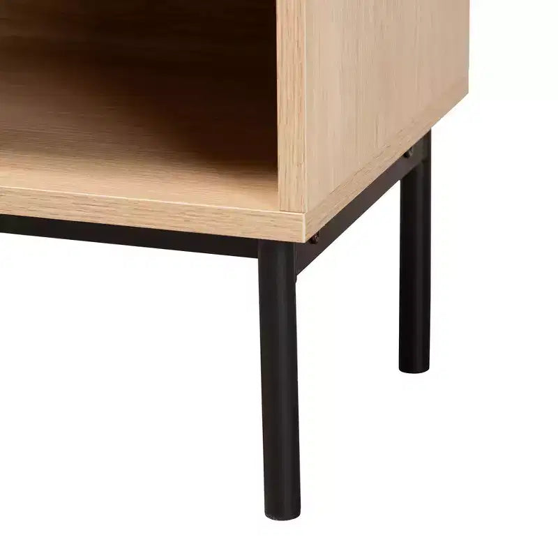 Table d'appoint Baxton Studio Sherwin mi-siècle moderne, brun clair et noir, 1 tiroir avec accent en rotin tressé