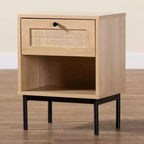 Table d'appoint Baxton Studio Sherwin mi-siècle moderne, brun clair et noir, 1 tiroir avec accent en rotin tressé