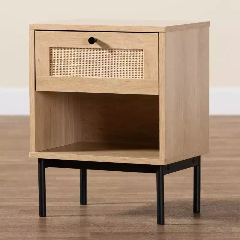 Table d'appoint Baxton Studio Sherwin mi-siècle moderne, brun clair et noir, 1 tiroir avec accent en rotin tressé