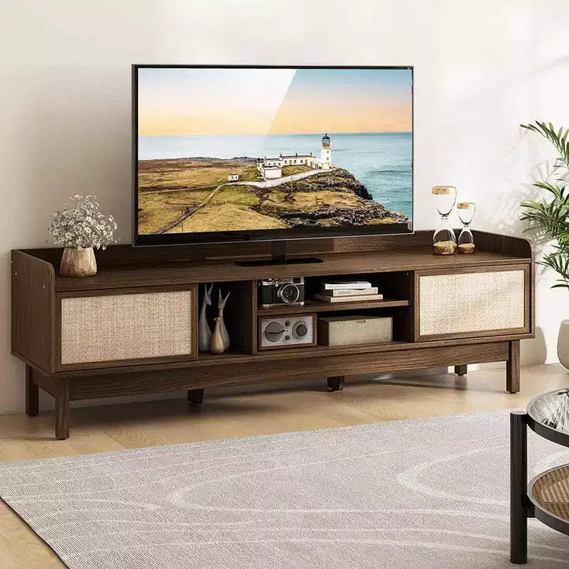 Meuble TV Costway en bois pour téléviseurs jusqu'à 65 pouces avec rangement, étagère réglable et portes coulissantes Noyer