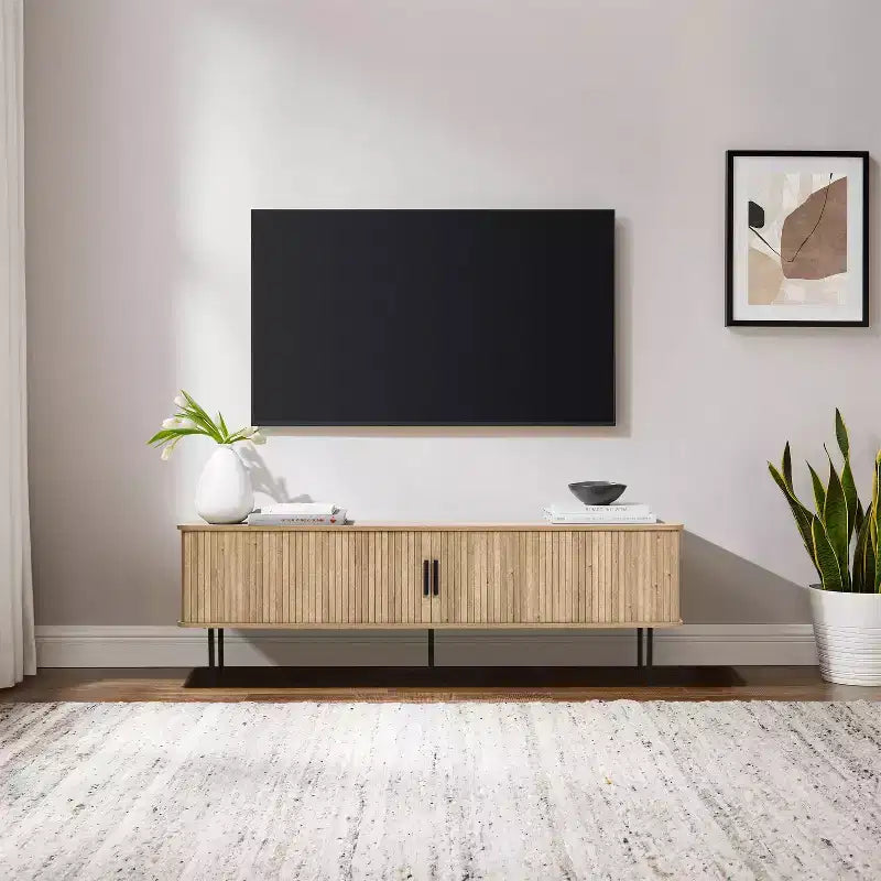 Meuble TV moderne LuxenHome de 62,6 po avec rangement pour téléviseurs jusqu'à 65 po, console de divertissement en chêne avec portes coulissantes marron