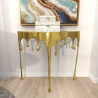 Console en aluminium Olivia & May avec pieds aux motifs fondus et plateau en verre fumé