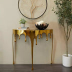 Console en aluminium Olivia & May avec pieds aux motifs fondus et plateau en verre fumé