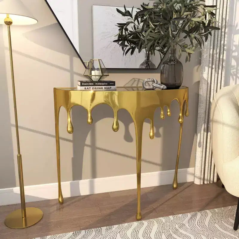 Console en aluminium Olivia & May avec pieds aux motifs fondus et plateau en verre fumé