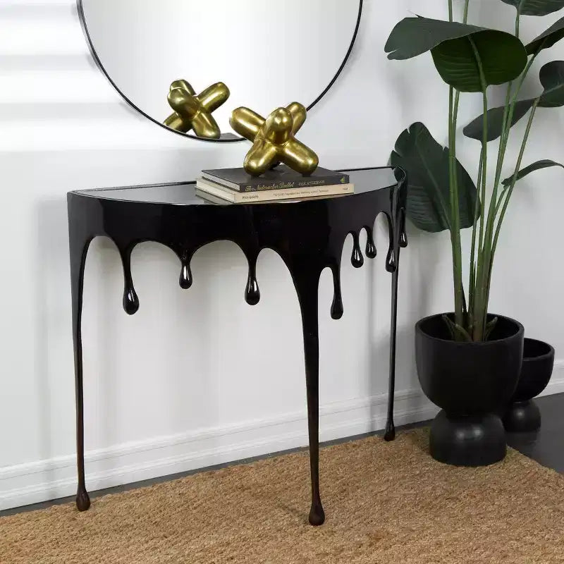 Console en aluminium Olivia & May avec pieds aux motifs fondus et plateau en verre fumé
