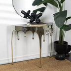 Console en aluminium Olivia & May avec pieds aux motifs fondus et plateau en verre fumé