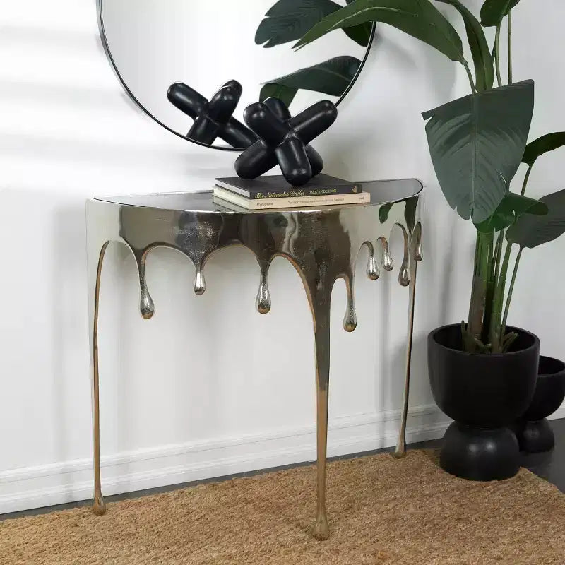 Console en aluminium Olivia & May avec pieds aux motifs fondus et plateau en verre fumé