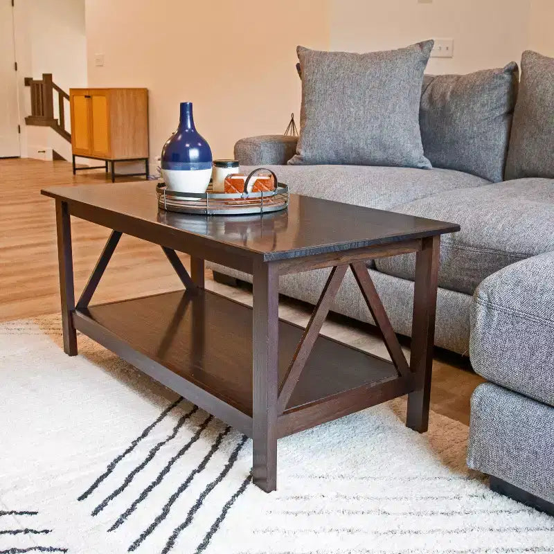 Table basse d'intérieur Sunnydaze en pin massif avec étagère de rangement - Marron foncé - 43.5