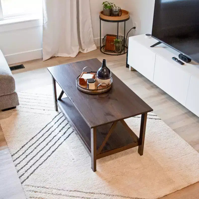Table basse d'intérieur Sunnydaze en pin massif avec étagère de rangement - Marron foncé - 43.5
