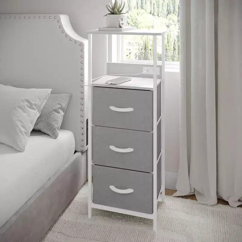 Flash Furniture Sodano, Table de chevet à 3 tiroirs avec station de charge, 2 ports USB et 1 prise, cadre en métal, plateau, tiroirs et poignées en bois composite
