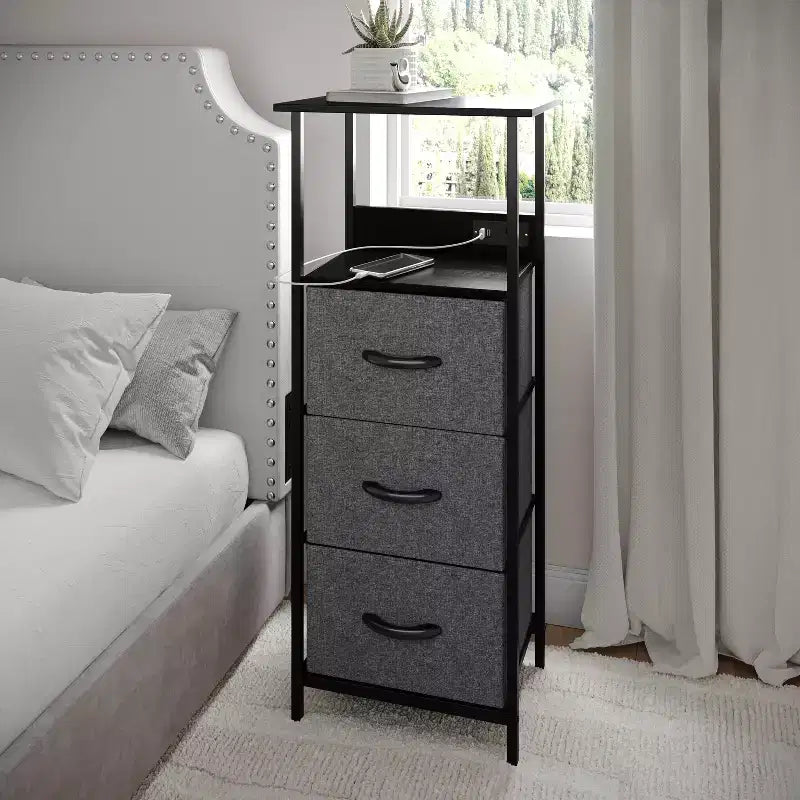 Flash Furniture Sodano, Table de chevet à 3 tiroirs avec station de charge, 2 ports USB et 1 prise, cadre en métal, plateau, tiroirs et poignées en bois composite