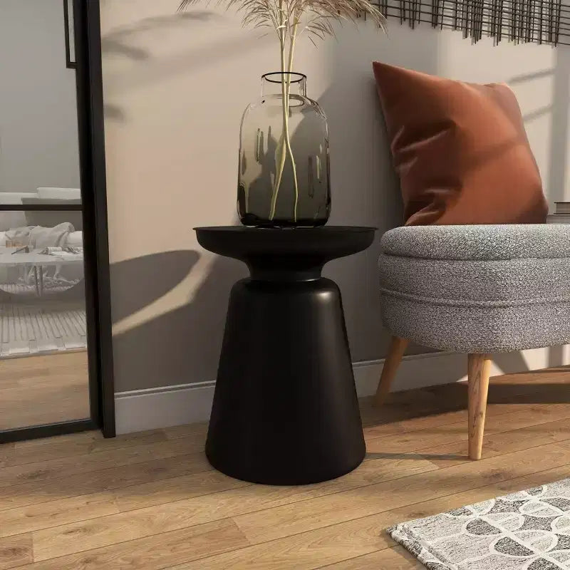 Table d'appoint Olivia & May avec base en forme de cloche et accents métalliques