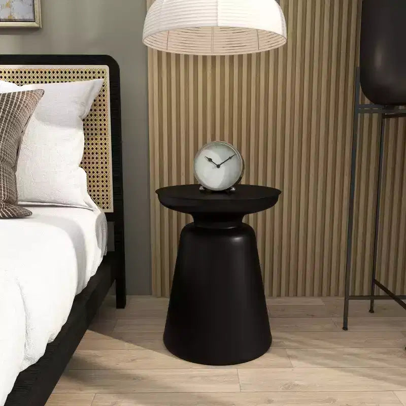 Table d'appoint Olivia & May avec base en forme de cloche et accents métalliques