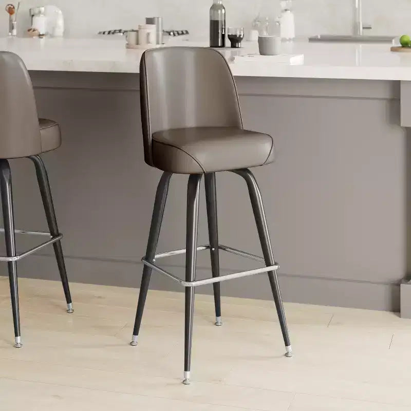 Tabouret de bar Emma et Oliver en métal avec siège baquet pivotant