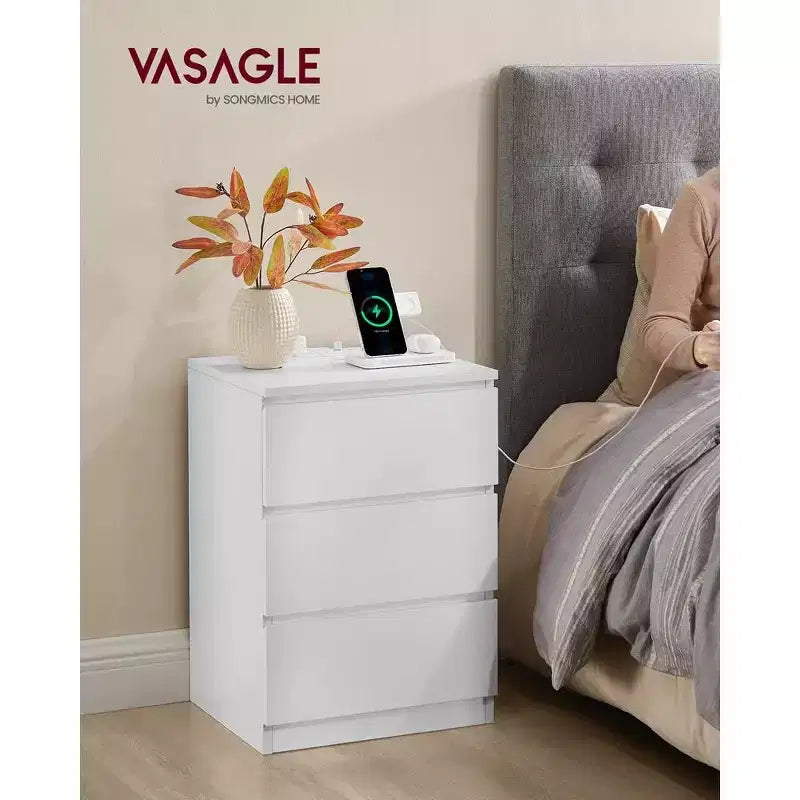 VASAGLE Table de chevet avec station de recharge, Table d'appoint avec 3 tiroirs, 2 prises secteur, 2 ports USB, Façades de tiroirs biseautées