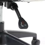 Chaise de bureau LeisureMod Hilton dossier haut en cuir nervuré - Cadre en acier robuste pivotant et inclinable - Chaise de bureau de direction moderne