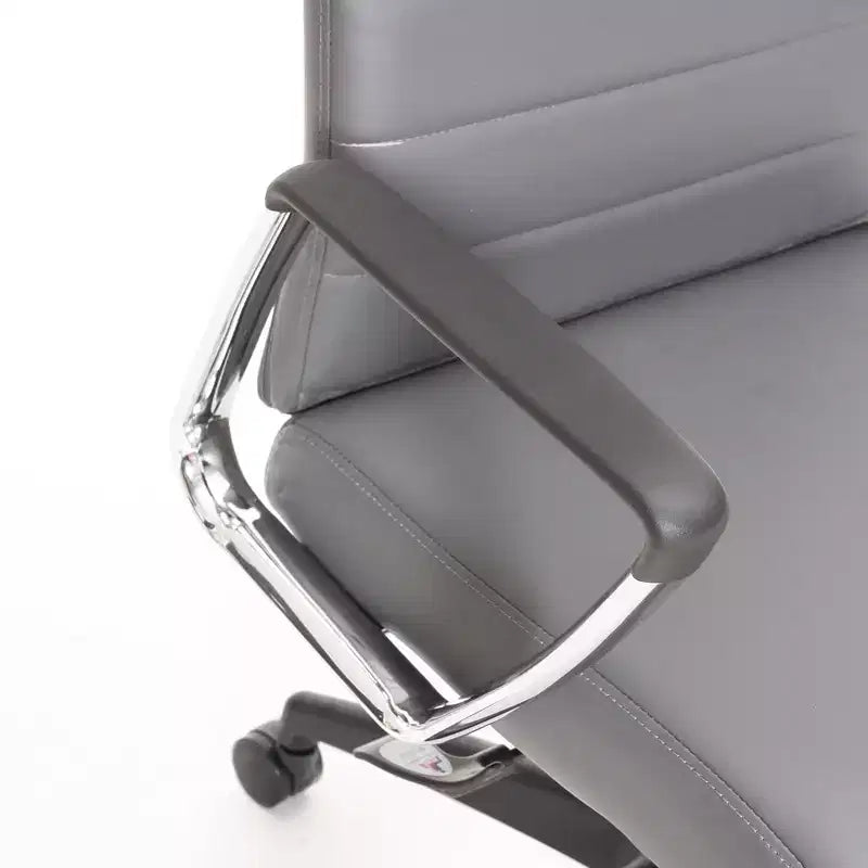 Chaise de bureau LeisureMod Hilton dossier haut en cuir nervuré - Cadre en acier robuste pivotant et inclinable - Chaise de bureau de direction moderne