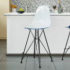 Tabouret de bar mi-hauteur LeisureMod Cresco en acrylique avec base en acier noir, parfait pour la cuisine, la salle à manger, le bar ou le salon