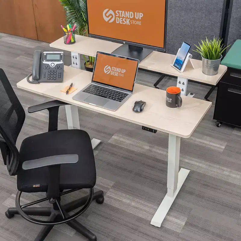 Bureau debout compact électrique programmable à deux niveaux Stand Up Desk Store (cadre blanc/plateau bouleau, 122 cm de large)