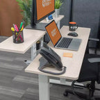 Bureau debout compact électrique programmable à deux niveaux Stand Up Desk Store (cadre blanc/plateau bouleau, 122 cm de large)
