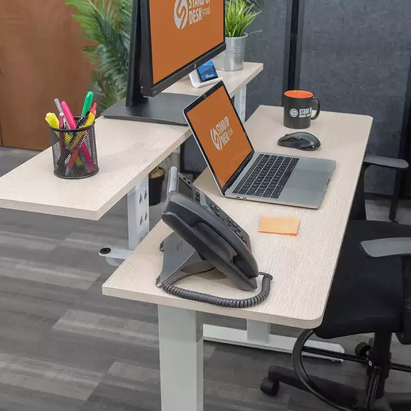 Bureau debout compact électrique programmable à deux niveaux Stand Up Desk Store (cadre blanc/plateau bouleau, 122 cm de large)