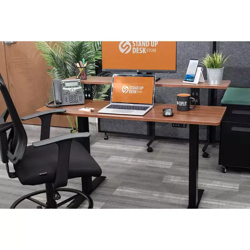Bureau debout compact électrique programmable à deux niveaux Stand Up Desk Store (cadre blanc/plateau bouleau, 122 cm de large)