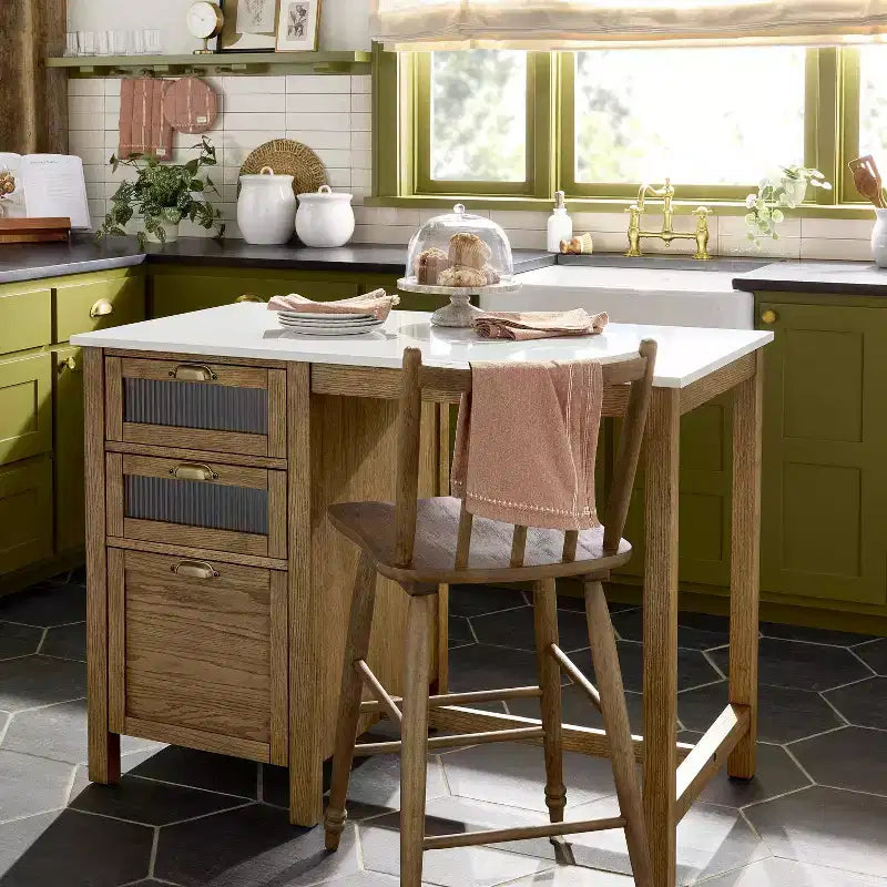 Îlot de cuisine en verre cannelé et bois de 48 po avec coin repas - Hearth & Hand avec Magnolia