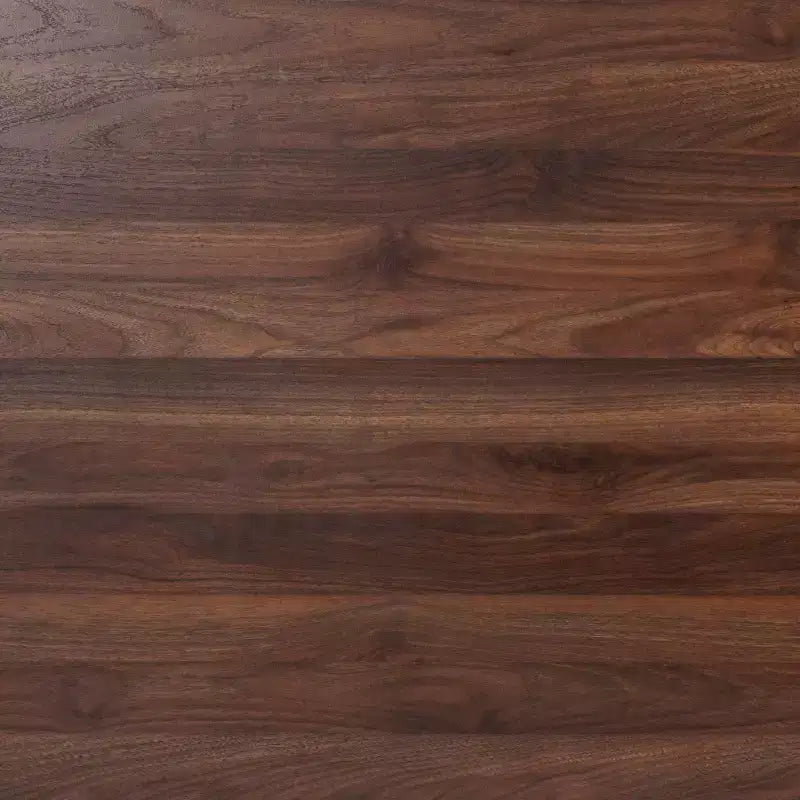 Buffet en bois moderne du milieu du siècle Emma et Oliver avec portes à fermeture douce, étagères et pieds fuselés élégants avec patins de protection de plancher