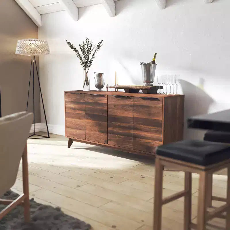 Buffet en bois moderne du milieu du siècle Emma et Oliver avec portes à fermeture douce, étagères et pieds fuselés élégants avec patins de protection de plancher
