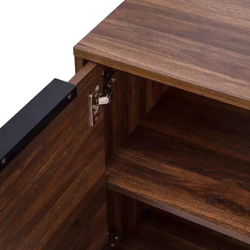 Buffet en bois moderne du milieu du siècle Emma et Oliver avec portes à fermeture douce, étagères et pieds fuselés élégants avec patins de protection de plancher