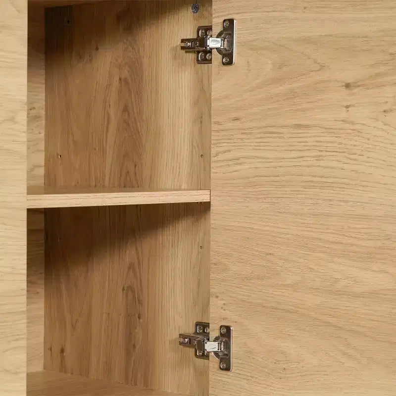 Buffet en bois moderne du milieu du siècle Emma et Oliver avec portes à fermeture douce, étagères et pieds fuselés élégants avec patins de protection de plancher